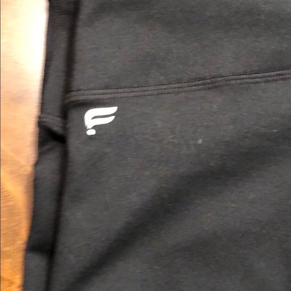 XS Fabletics Black Cropped Leggings - Picture 3 of 6